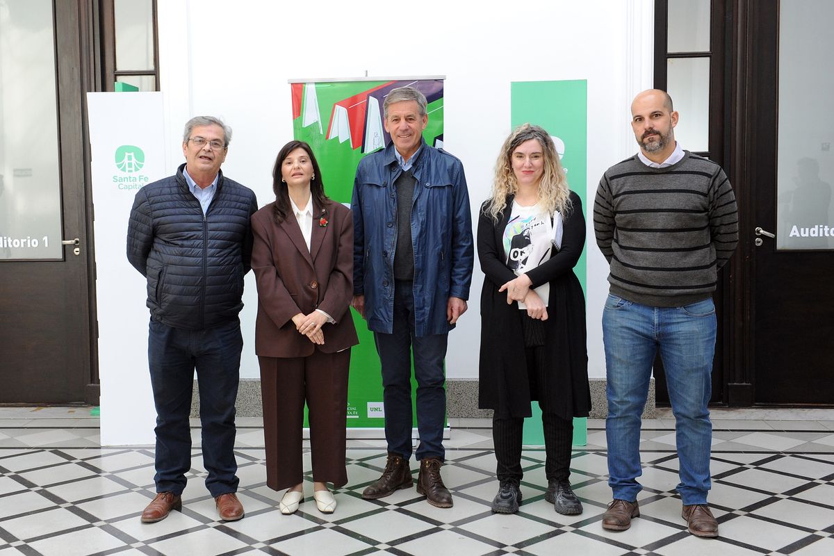 Autoridades de la provincia, el municipio y la UNL presentaron este lunes la 29° edición de la Feria del Libro de Santa Fe. Autoridades de la provincia, el municipio y la UNL presentaron este lunes la 29° edición de la Feria del Libro de Santa Fe.