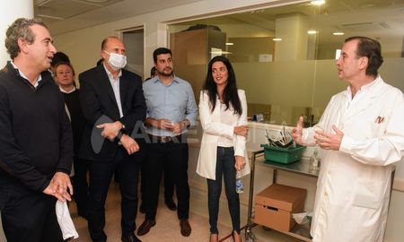 La directora del Pami, Luana Volnovich, estuvo junto al gobernador Omar Perotti, el intendente de Rosario, Pablo Javkin y el diputado nacional Marcos Cleri. La directora del Pami, Luana Volnovich, estuvo junto al gobernador Omar Perotti, el intendente de Rosario, Pablo Javkin y el diputado nacional Marcos Cleri.