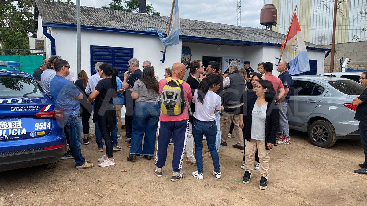 Vecinos de Colastiné en un reclamo por seguridad frente a la comisaría | Imagen ilustrativa Vecinos de Colastiné en un reclamo por seguridad frente a la comisaría | Imagen ilustrativa