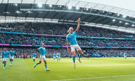 Manchester City se llevó puesto al Manchester United y sigue de cerca al Arsenal en la tabla de la Premier League. Manchester City se llevó puesto al Manchester United y sigue de cerca al Arsenal en la tabla de la Premier League.