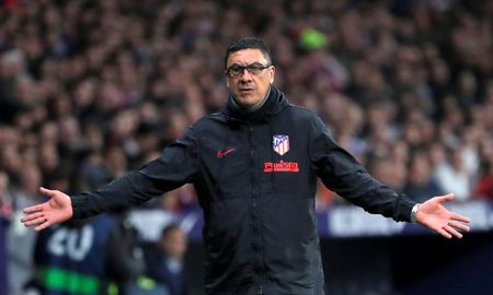 Germán Mono Burgos se convirtió este domingo oficialmente en el nuevo entrenador de Newells Old Boys de Rosario, donde tendrá su primera experiencia luego de ser ayudante de Diego Simeone durante casi diez años. Germán Mono Burgos se convirtió este domingo oficialmente en el nuevo entrenador de Newells Old Boys de Rosario, donde tendrá su primera experiencia luego de ser ayudante de Diego Simeone durante casi diez años.