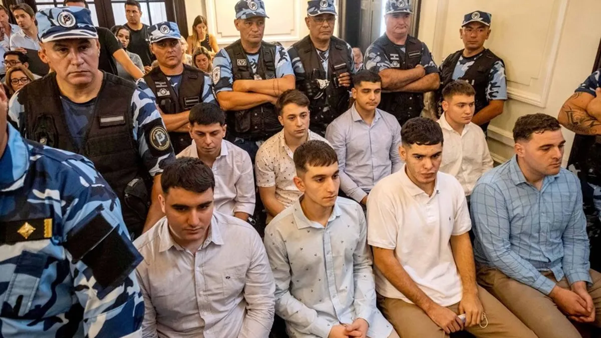 El Tribunal Oral de Dolores dio a conocer este lunes la sentencia contra Máximo Thomsen, Enzo Comelli, Matías Benicelli, Blas Cinalli, Ayrton Viollaz, Luciano, Ciro y Lucas Pertossi, a tres años del asesinato de Fernando Báez Sosa. Cinco de ellos fueron condenados a prisión perpetua.