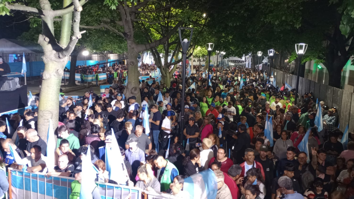 Así esperan militantes de distintos partidos políticos los resultados de las elecciones 2025.