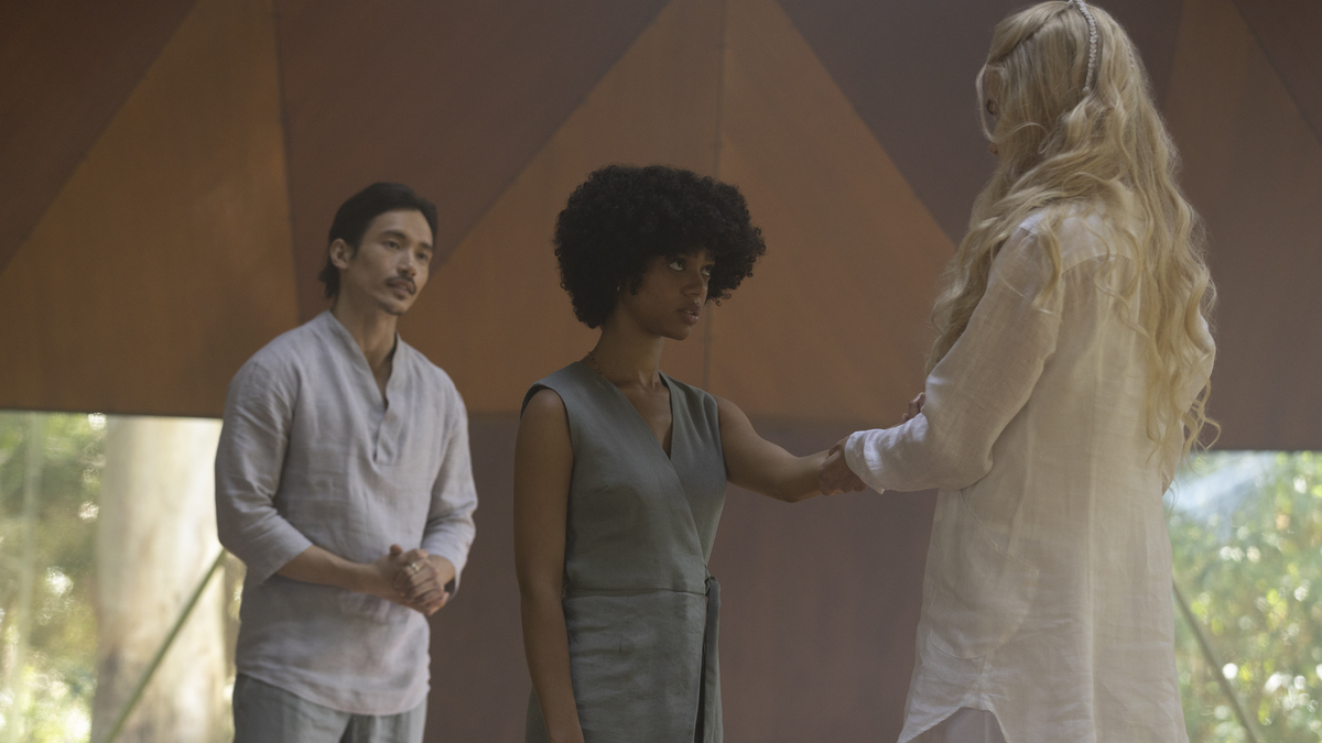 Masha junto a Yao (Manny Jacinto) y Delilah (Tiffany Boone).