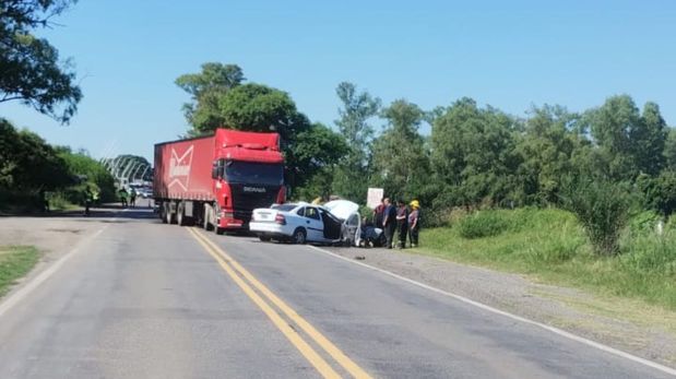 Accidente de tránsito en Ruta 11 entre un camión y un auto, a la altura de Emilia.