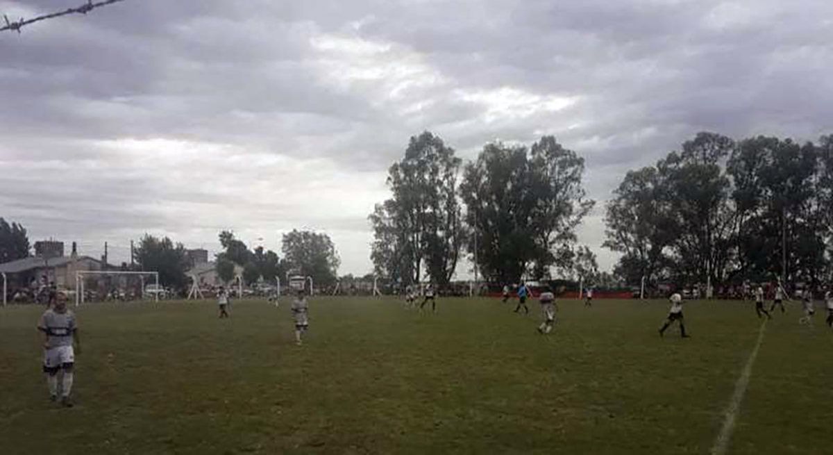 Un rayo mató a una persona y dejó varios heridos mientras se jugaba un partido de fútbol
