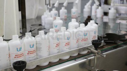 Repelente en Santa Fe: la compra anticipada de insumos permitió reducir costos y multiplicar la producción