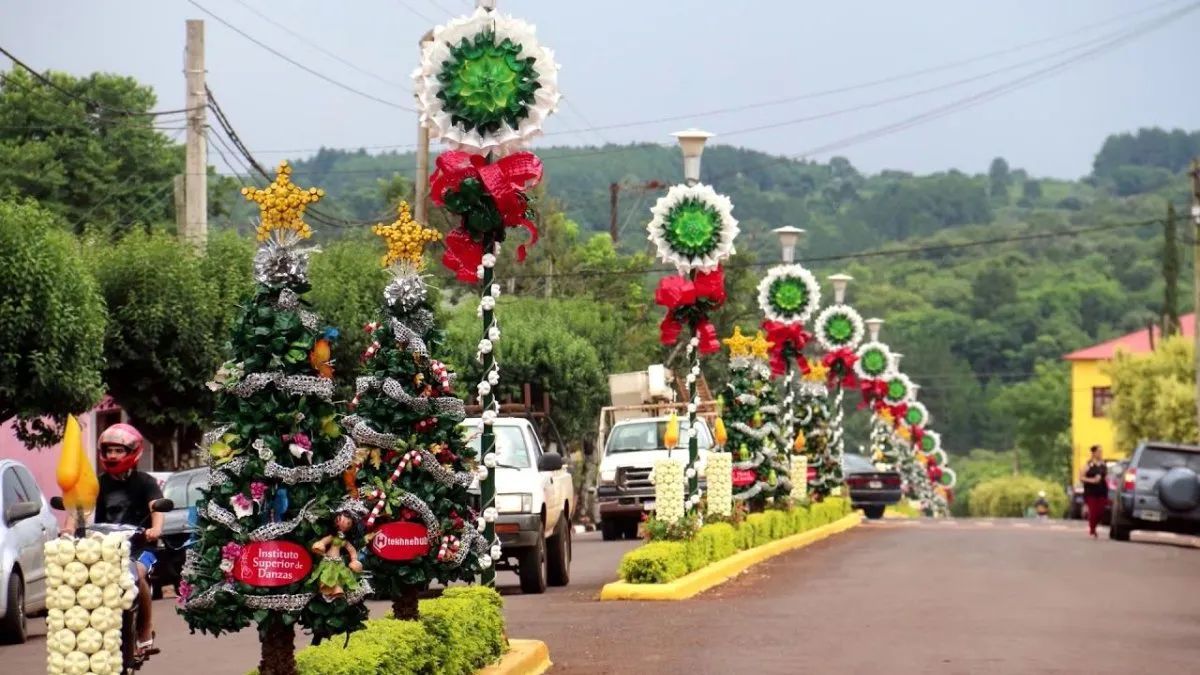 La comunidad de Capioví prepara durante meses la decoración festiva que atrae visitantes de todo el país.