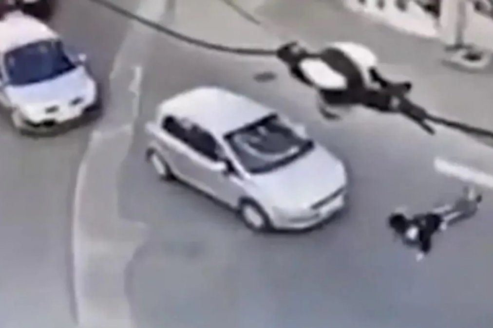 Fingió ser atropellada para cobrarle el seguro, pero las cámaras de seguridad la delataron