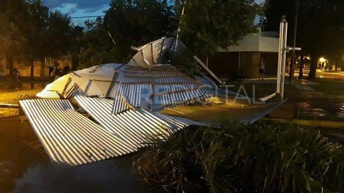 La tormenta en El Trébol provocó la voladura de techos.&nbsp;