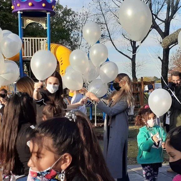 Benjamín Vicuña participó en Pilar de la inauguración de la plaza que lleva el nombre de la hija que tuvo con la modelo. 