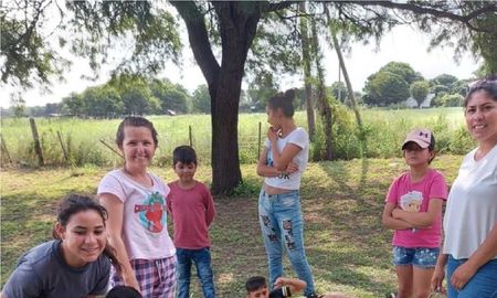Vivía en un paraje aislado, pudo estudiar gracias a una beca y volvió para inspirar a otros