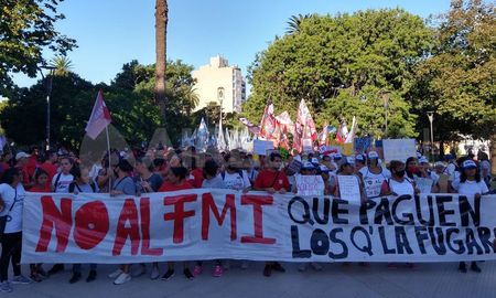 Agrupaciones de izquierda marcharon en Santa Fe para repudiar el acuerdo entre el gobierno nacional y el FMI. Agrupaciones de izquierda marcharon en Santa Fe para repudiar el acuerdo entre el gobierno nacional y el FMI.