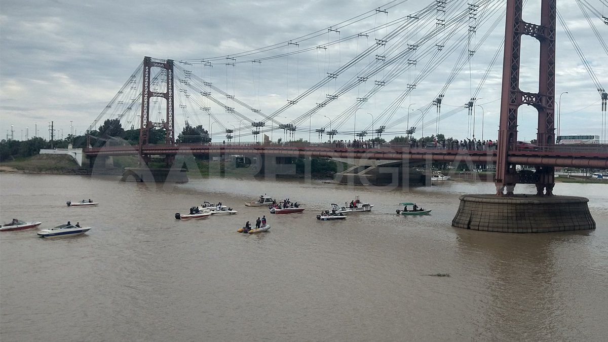 La Virgen de Guadalupe en una embarcación rumbo al sur de la ciudad, mientras los fieles acompañan el recorrido desde el Puente Colgante. La Virgen de Guadalupe en una embarcación rumbo al sur de la ciudad, mientras los fieles acompañan el recorrido desde el Puente Colgante.