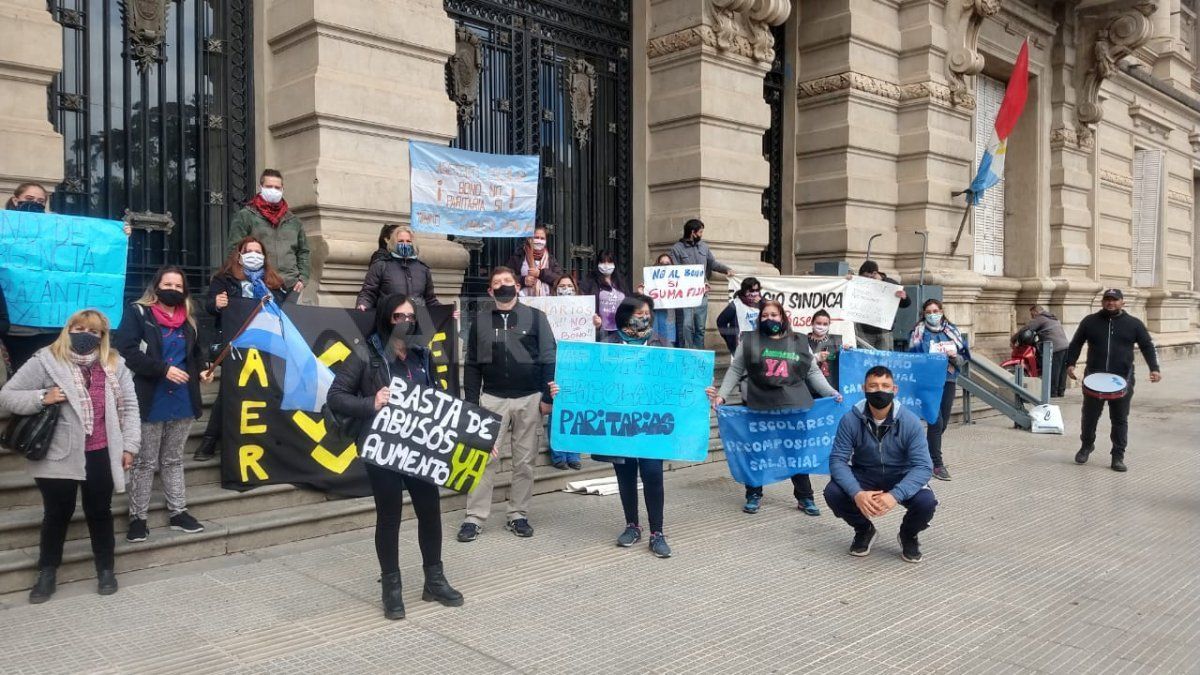 Movilizaci&oacute;n de los asistentes escolares frente a Casa de Gobierno.&nbsp;