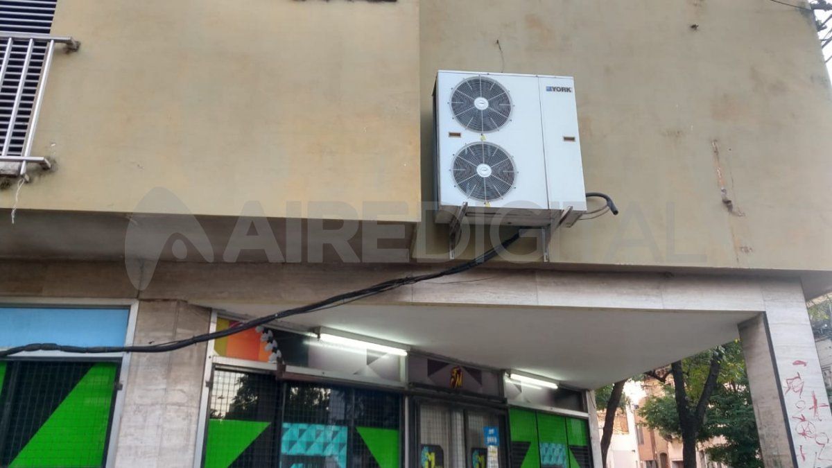 El agujero en el ventiluz por donde entró el ladrón el martes y este viernes volvieron a romper provocando daños en las instalaciones del aire acondicionado