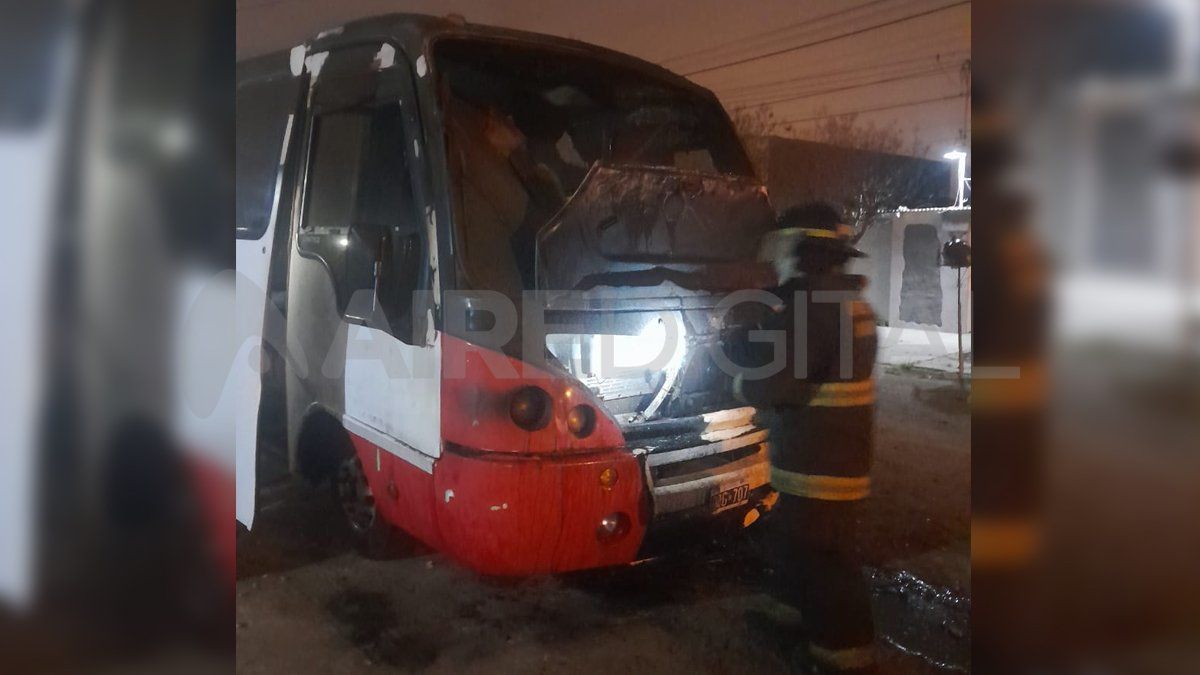 Los bomberos trabajaron para extinguir el fuego que destruyó gran parte del colectivo del Grupo Cali.