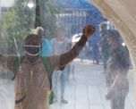 Una persona cruza un túnel para su desinfección debido a la crisis del coronavirus, al ingresar a un mercado en Santo Domingo, República Dominicana. (EFE/ Orlando Barría) Una persona cruza un túnel para su desinfección debido a la crisis del coronavirus, al ingresar a un mercado en Santo Domingo, República Dominicana. (EFE/ Orlando Barría)
