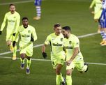 Luis Suárez le dio la victoria al Atlético de Madrid ante el Alavés y recuperó la punta de LaLiga de España con dos partidos jugados menos que el resto. Luis Suárez le dio la victoria al Atlético de Madrid ante el Alavés y recuperó la punta de LaLiga de España con dos partidos jugados menos que el resto.