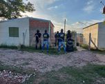 Los agentes policiales al momento de irrumpir al domicilio.&nbsp;