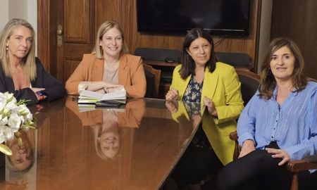Scaglia se reunió con Clara Garcia, Adriana Molina y Eugenia Schmuck. Scaglia se reunió con Clara Garcia, Adriana Molina y Eugenia Schmuck.
