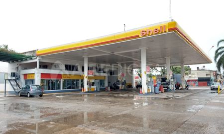 Desde adentro del vehículo los delincuentes amedrentaron al empleado con un arma de fuego. Desde adentro del vehículo los delincuentes amedrentaron al empleado con un arma de fuego.