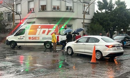 Un accidente entre un auto y una bicicleta se registró pasadas las 17 en la intersección de Marcial Candioti e Ituzaingó, en la ciudad de Santa Fe, en medio del fuerte temporal de lluvia