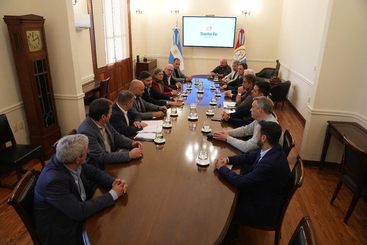 El encuentro contó con la participación de representantes de la Cámara de Comercio Exterior, la Sociedad Rural, la Cámara de la Construcción, la Bolsa de Comercio, la Unión Industrial, el Centro Comercial y A.D.E., entidades que aportan jerarquía y calidad institucional al proceso, consolidando un marco de consenso amplio entre el sector público y privado.