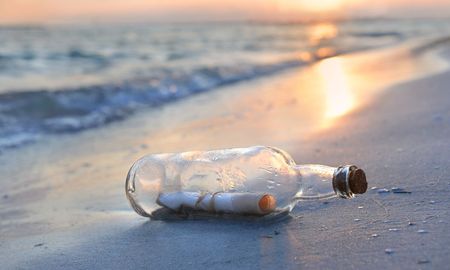 mensaje dentro de una botella encuentra destinatario a 5.000 kilometros de distancia mensaje dentro de una botella encuentra destinatario a 5.000 kilometros de distancia