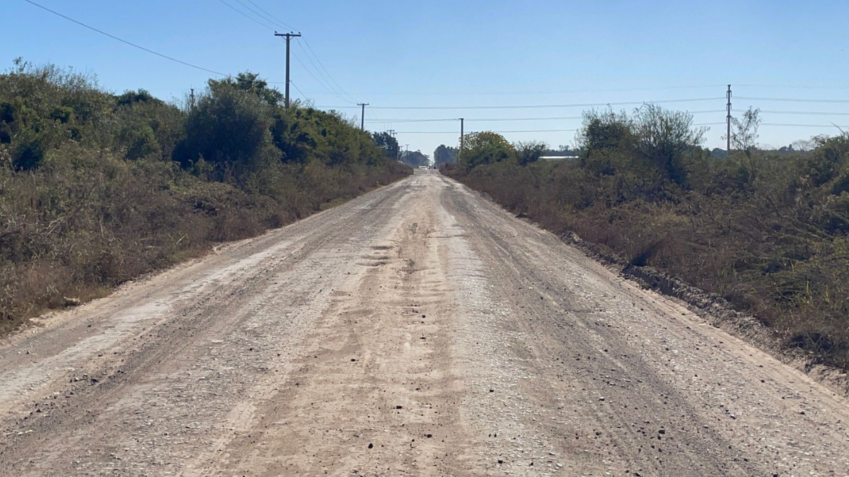 El deterioro del ripio y el mal estado del camino complican la circulación diaria en Camino Cha Roga. El deterioro del ripio y el mal estado del camino complican la circulación diaria en Camino Cha Roga.