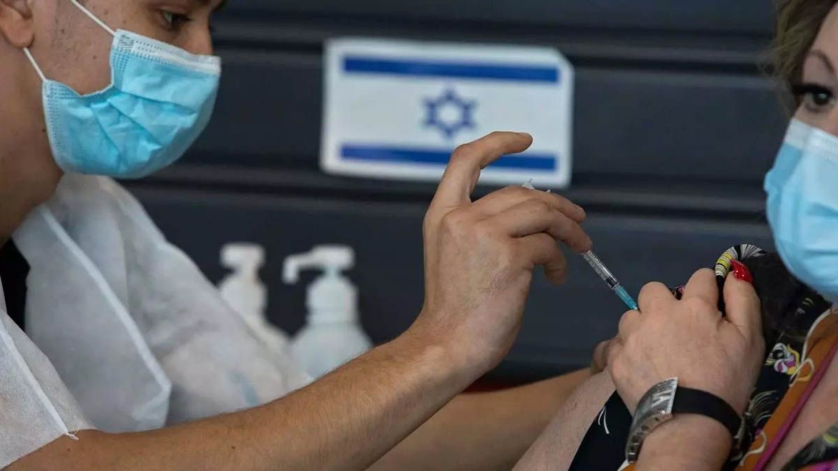 Israel esperaba ver menos contagios tras empezar la campaña de vacunación contra el covid.