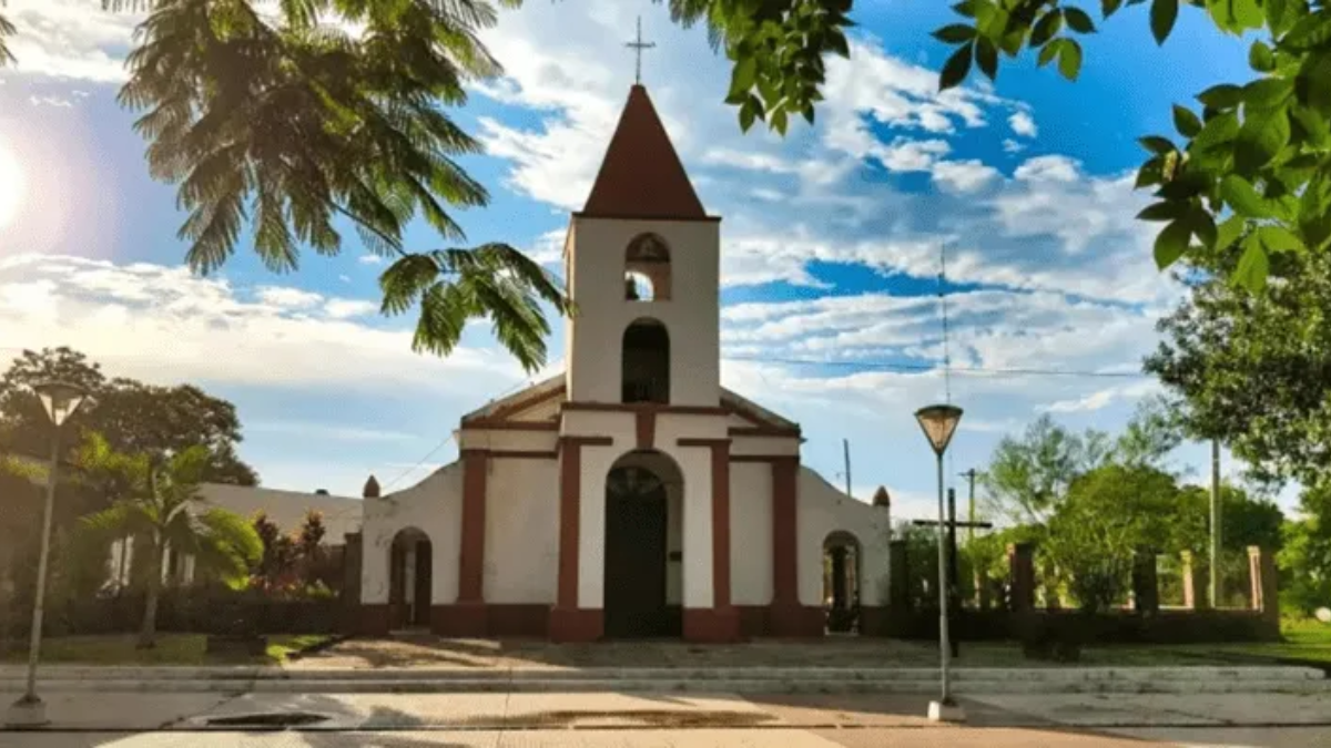 Entre uno de los lugares históricos de la localidad se encuentra la antigua Iglesia de la Cruz de los Milagros de Corrientes.