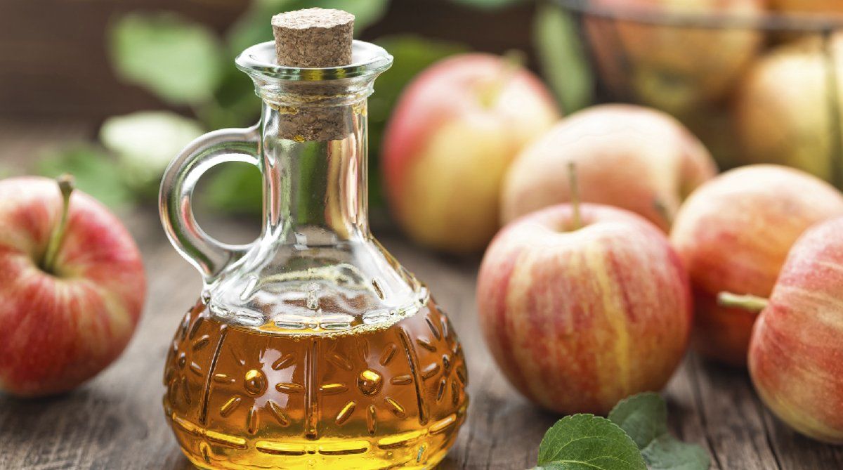 El vinagre de manzana contiene propiedades antifúngicas y antibacterianas. 