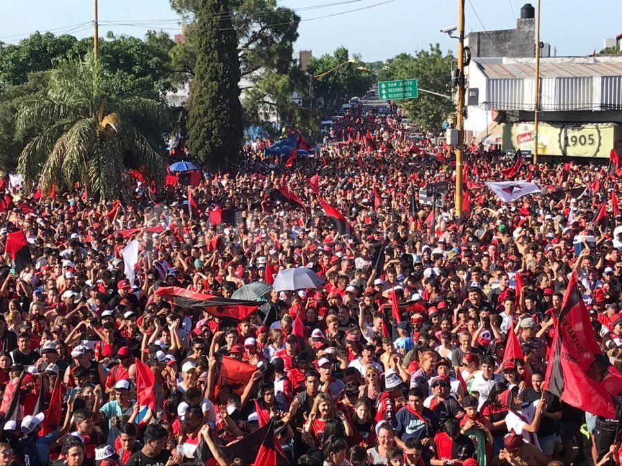 Los hinchas sabaleros coparon las inmediaciones del Brigadier López.