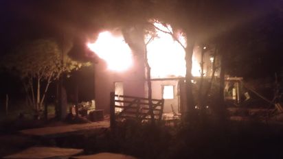 Incendio en una vivienda de Gessler: una familia de 12 personas logró salir ilesa