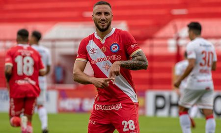 Argentinos Juniors derrotó a Estudiantes de La Plata y le quitó la posibilidad de clasificar como líder de la Zona A de la Copa de la Liga, que quedará en manos de Colón. Argentinos Juniors derrotó a Estudiantes de La Plata y le quitó la posibilidad de clasificar como líder de la Zona A de la Copa de la Liga, que quedará en manos de Colón.