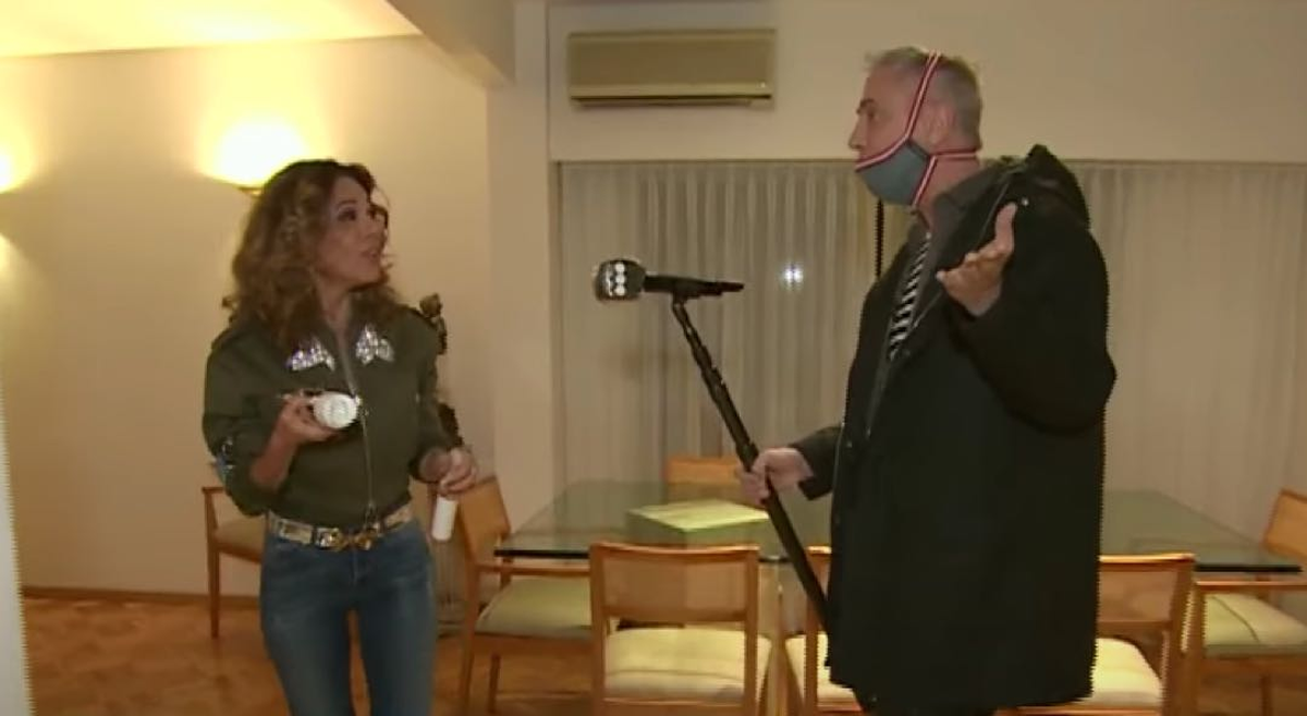 El comedor tiene piso de parquet y cortinas de gasa.