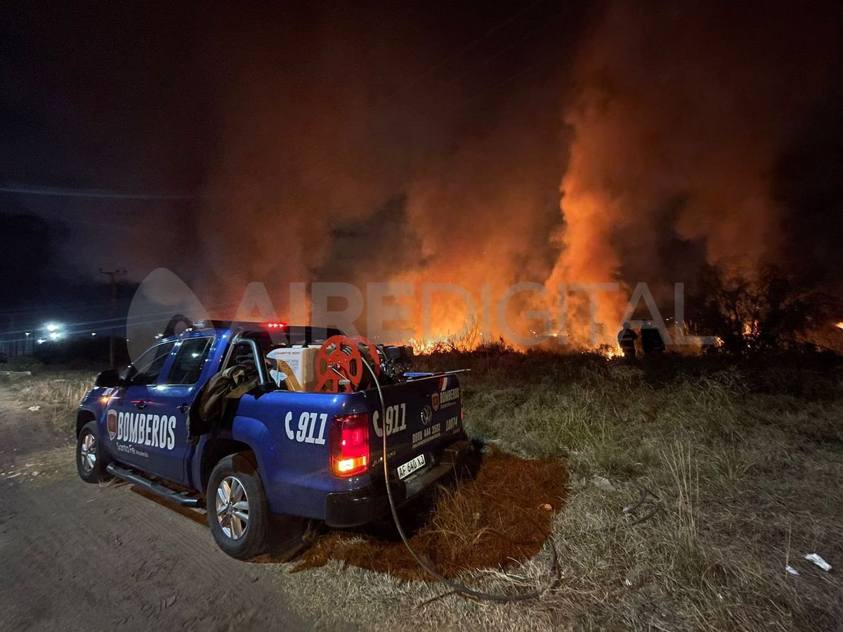 Un gran incendio afectó la zona de la casa bomba número 4 en Circunvalación Oeste. Un gran incendio afectó la zona de la casa bomba número 4 en Circunvalación Oeste.