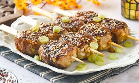 Cómo hacer Tsukune: la receta de albóndigas tradicionales de Japón. Cómo hacer Tsukune: la receta de albóndigas tradicionales de Japón.
