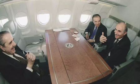 Alfonsín, De la Rúa y Menem yendo a la asunción de Battle en Uruguay, retratados por Bugge. Alfonsín, De la Rúa y Menem yendo a la asunción de Battle en Uruguay, retratados por Bugge.