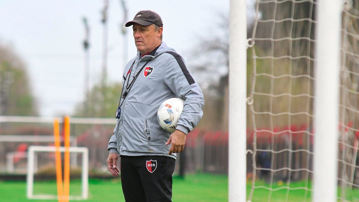 Astore reafirmó el apoyo a Ricardo Lunari como entrenador de Newell's. Astore reafirmó el apoyo a Ricardo Lunari como entrenador de Newell's.