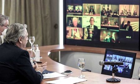 El presidente expuso esta mañana desde la residencia de Olivos en la 56ta. Cumbre de Jefes de Estado del Mercosur, que se realizó desde Paraguay en forma virtual -por primera vez en la historia- debido a la pandemia y durante la cual ese país la traspasó la presidencia pro-témpore del bloque a Uruguay. El presidente expuso esta mañana desde la residencia de Olivos en la 56ta. Cumbre de Jefes de Estado del Mercosur, que se realizó desde Paraguay en forma virtual -por primera vez en la historia- debido a la pandemia y durante la cual ese país la traspasó la presidencia pro-témpore del bloque a Uruguay.