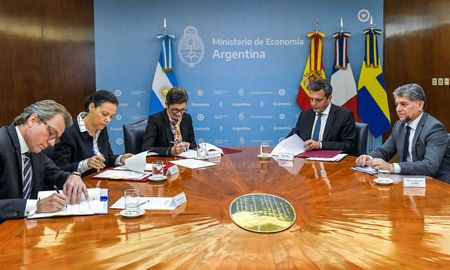 El ministro de Economía, Sergio Massa, suscribió este lunes tres nuevos acuerdos con integrantes del Club de París para refinanciar la deuda vigente y sólo resta el convenio con Japón. El ministro de Economía, Sergio Massa, suscribió este lunes tres nuevos acuerdos con integrantes del Club de París para refinanciar la deuda vigente y sólo resta el convenio con Japón.
