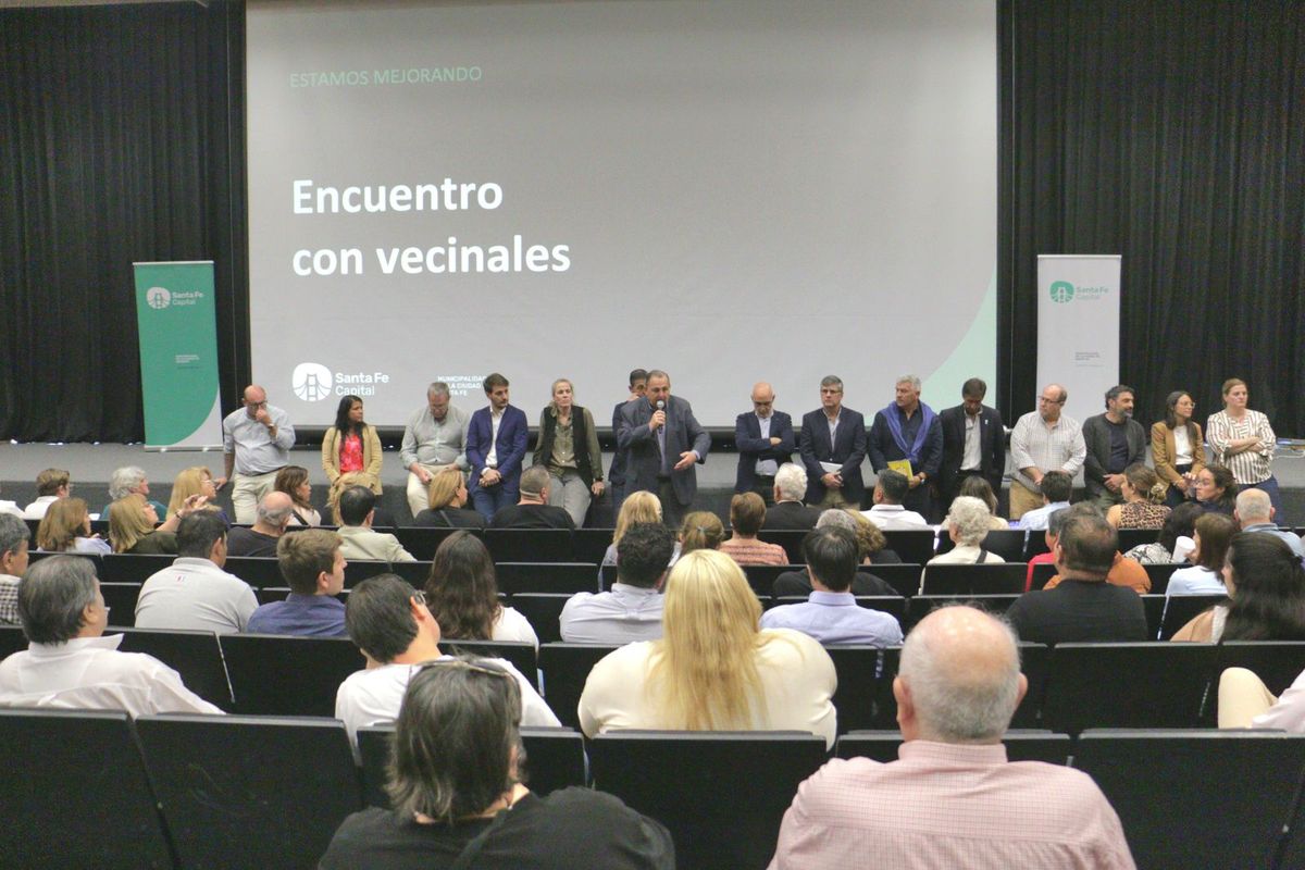 Juan Pablo Poletti junto a los vecinalistas de la ciudad de Santa Fe. Juan Pablo Poletti junto a los vecinalistas de la ciudad de Santa Fe.