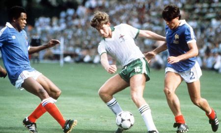 Norman Whiteside disputó el Mundial de España 1982 con solo 17 años y 40 días, superando de forma sorpresiva la marca histórica que el mismísimo Pelé ostentaba desde la edición de 1958. Norman Whiteside disputó el Mundial de España 1982 con solo 17 años y 40 días, superando de forma sorpresiva la marca histórica que el mismísimo Pelé ostentaba desde la edición de 1958.