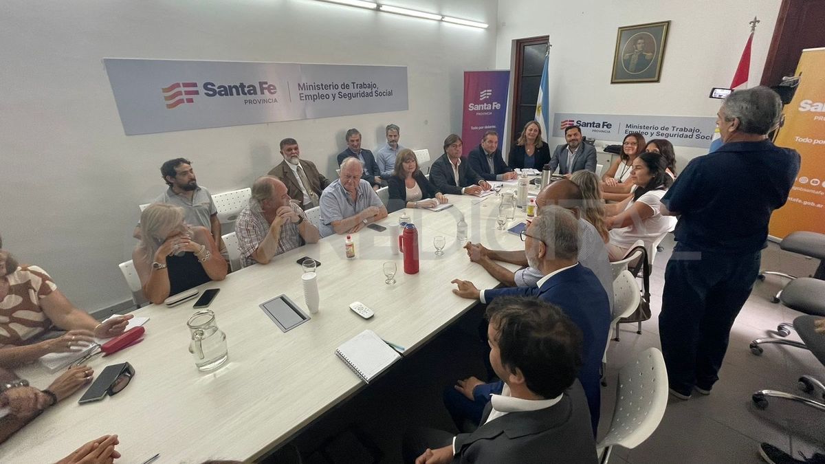 La reunión entre funcionarios del gobierno provincial y representantes de los gremios de Amra y Siprus se desarrolló en las oficinas del Ministerio de Trabajo.