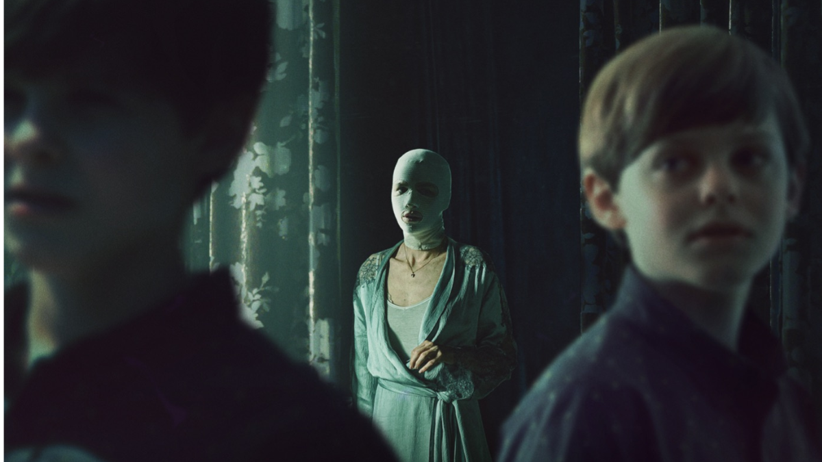 Naomi Watts perturba con su nuevo rostro en el tráiler del thriller psicológico