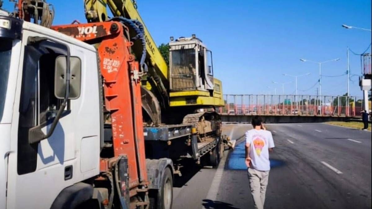 Equipos operativos trabajan en el lugar para retirar los restos del puente peatonal y restablecer la circulaci&oacute;n en avenida Circunvalaci&oacute;n en Rosario.