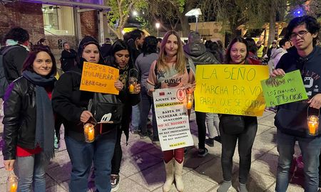 Prestadores de discapacidad marcharon con antorchas por Bulevar por falta de pagos. Prestadores de discapacidad marcharon con antorchas por Bulevar por falta de pagos.