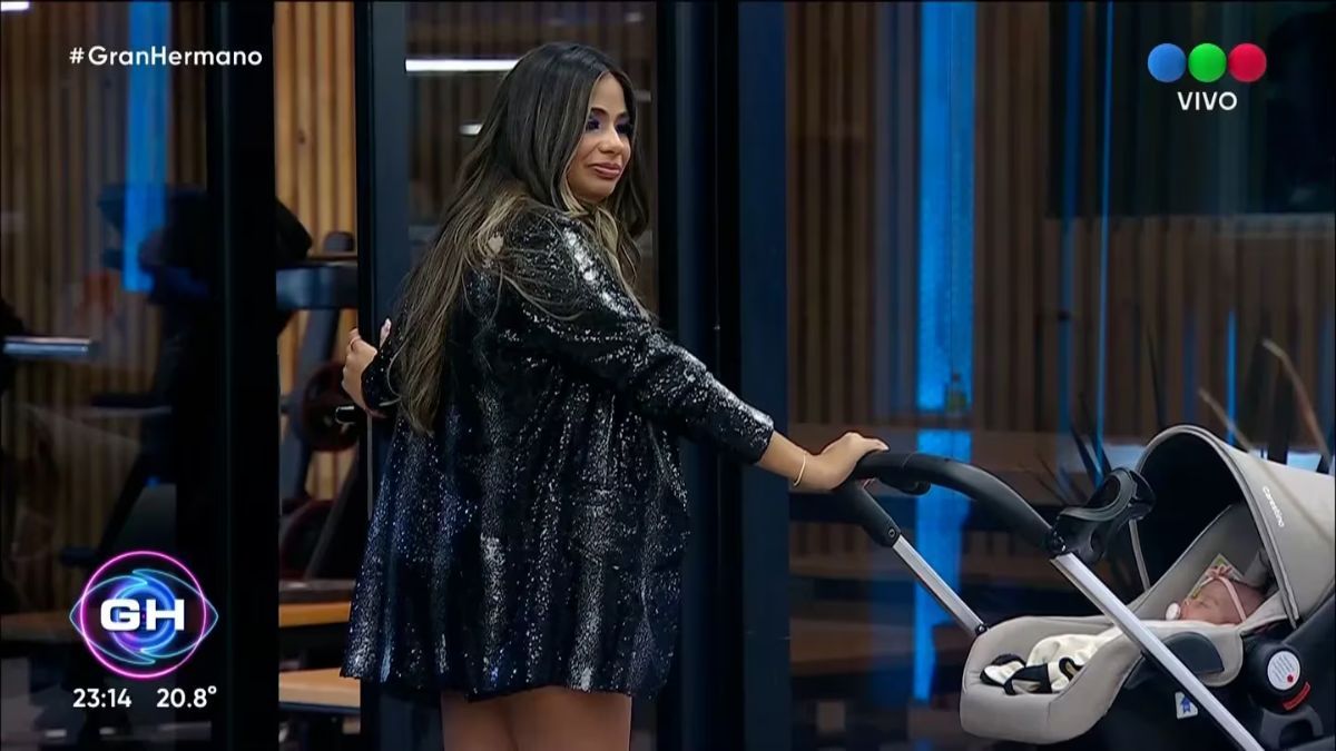 Daniela Celis y Thiago Medina mostraron las caras de sus gemelas.